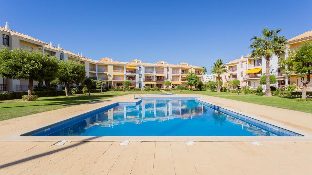 Serene Apartment W/ Balcony And Pool By Lovelystay Quarteira Esterno foto