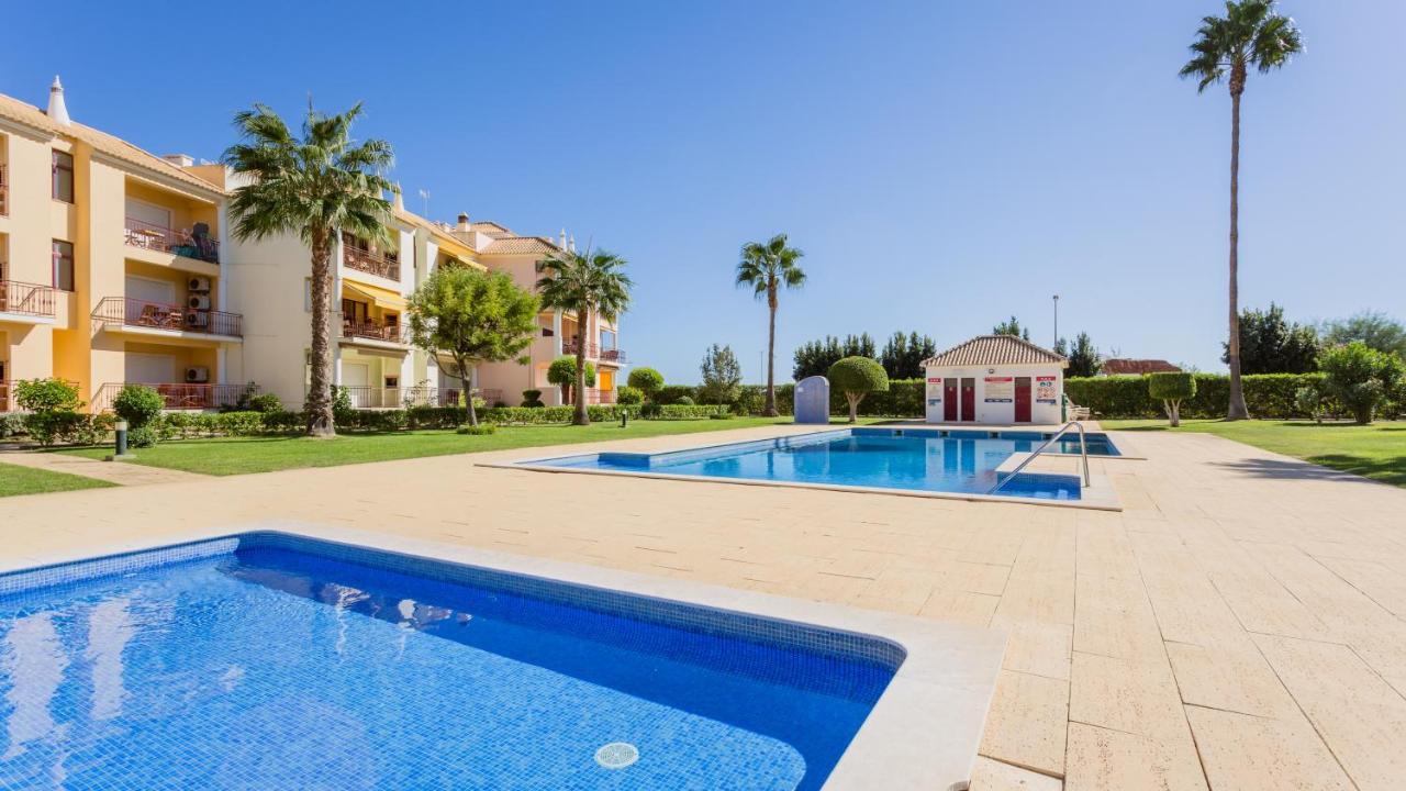 Serene Apartment W/ Balcony And Pool By Lovelystay Quarteira Esterno foto