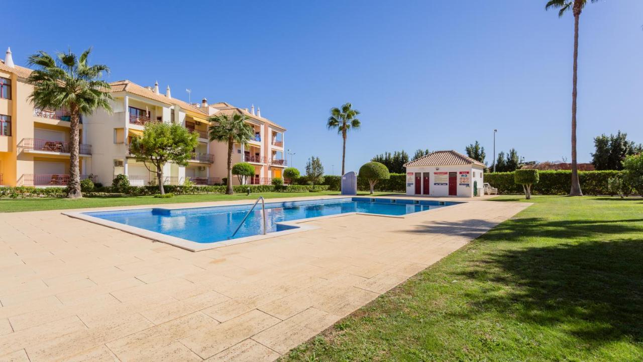 Serene Apartment W/ Balcony And Pool By Lovelystay Quarteira Esterno foto