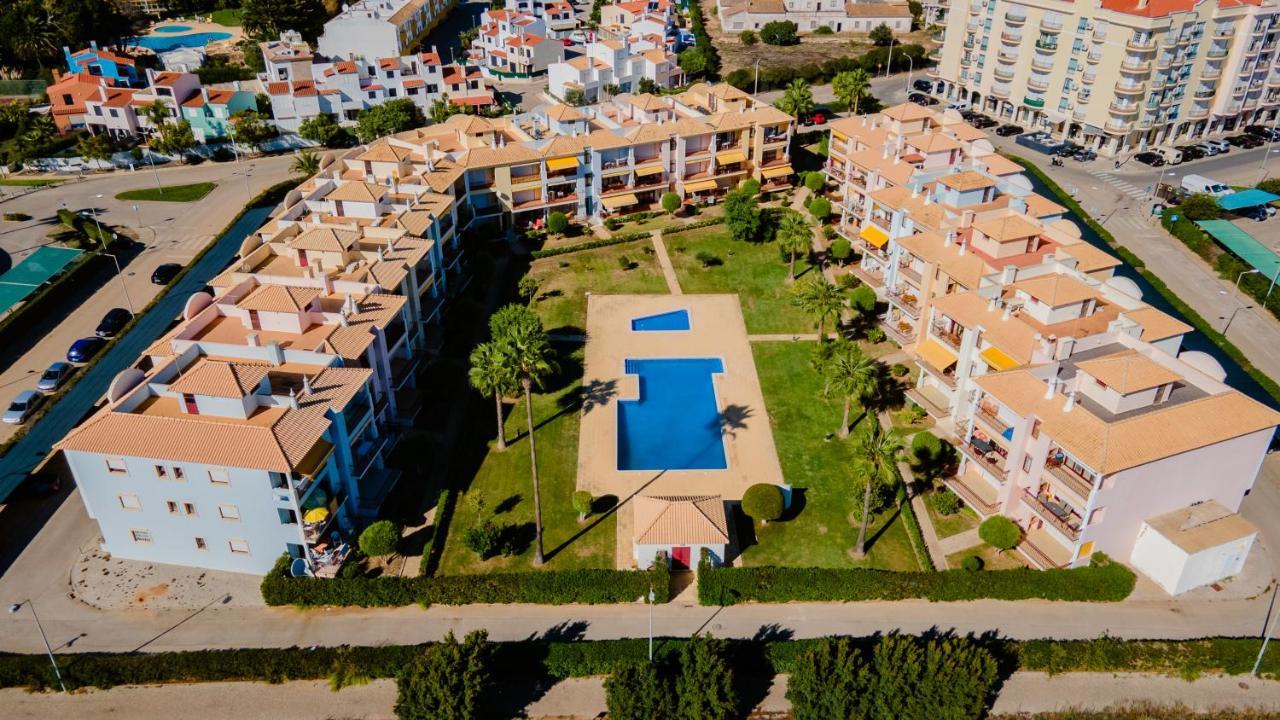 Serene Apartment W/ Balcony And Pool By Lovelystay Quarteira Esterno foto