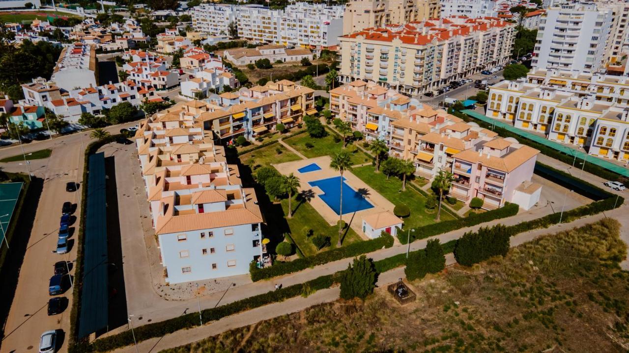 Serene Apartment W/ Balcony And Pool By Lovelystay Quarteira Esterno foto