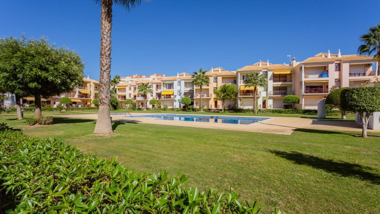Serene Apartment W/ Balcony And Pool By Lovelystay Quarteira Esterno foto